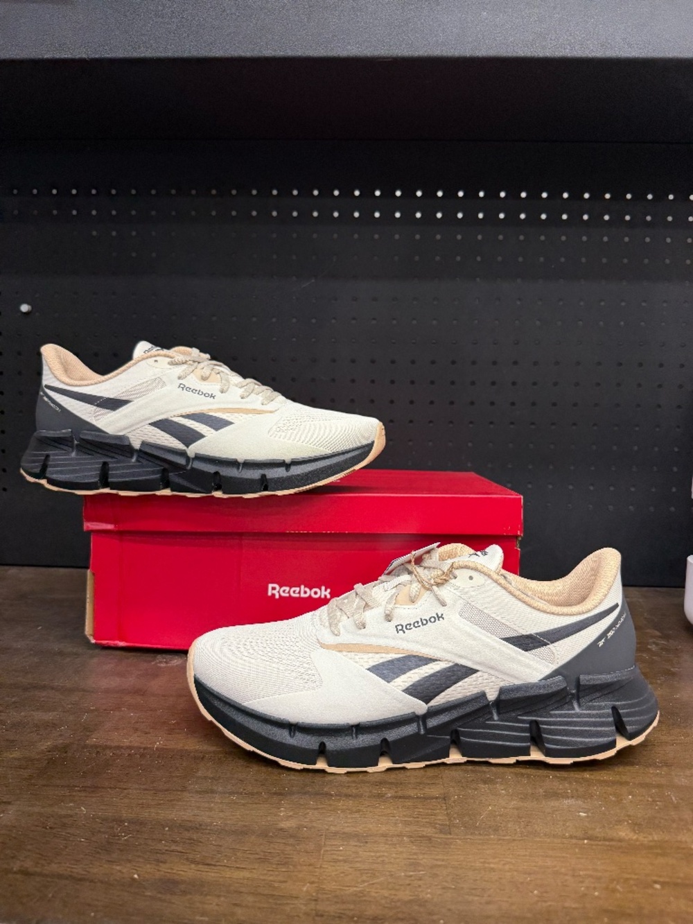 New W/ Damaged Box! Men's Reebok Zig Dynamica 5 Running Beige Black Sneakers